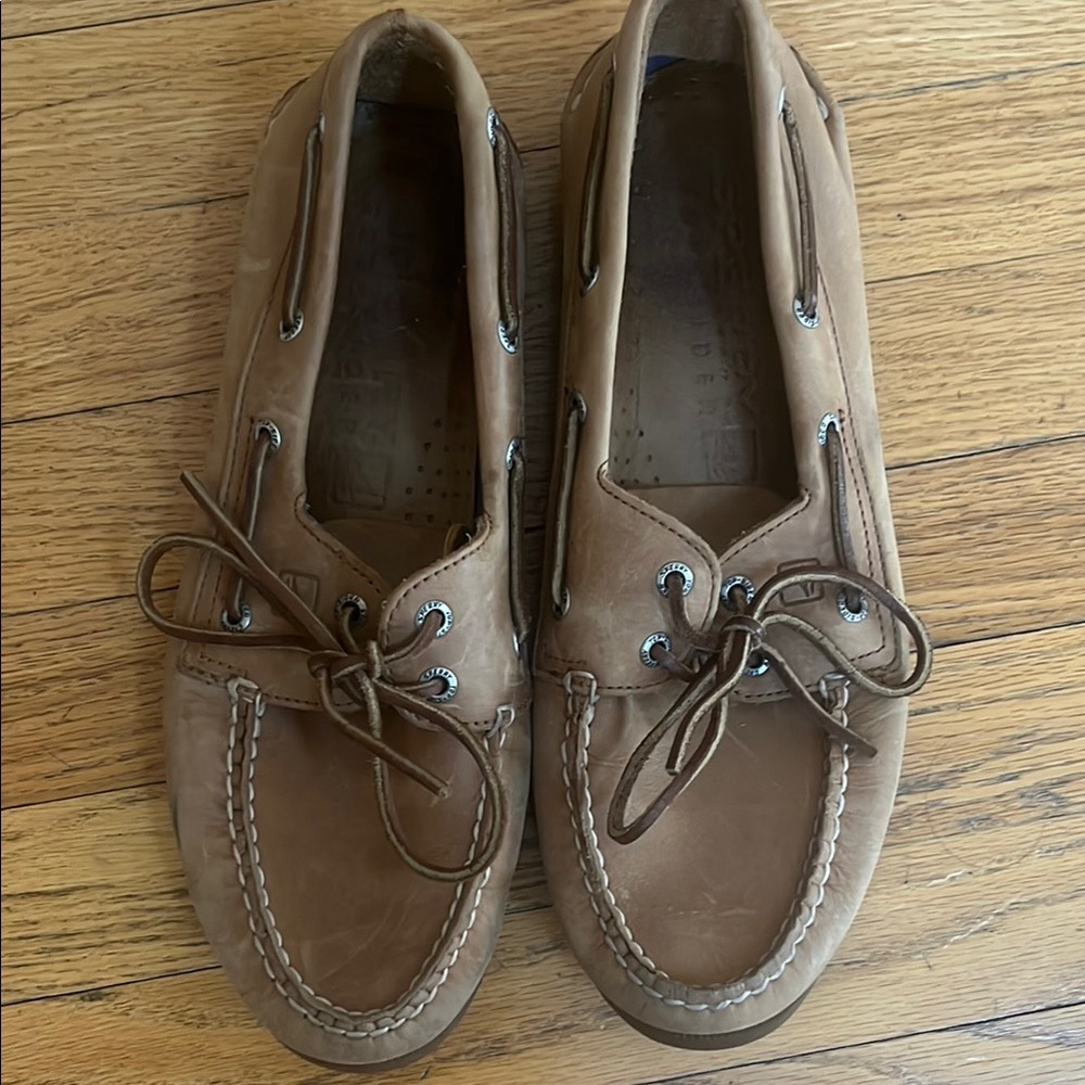 Sperry Tan Boat Shoes with laces casual comfort shoes.